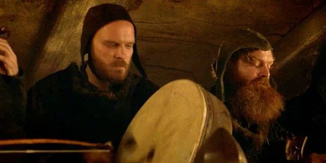 Image tirée d'un épisode de Game of Thrones où les musiciens de Coldplay jouent des figurants lors d'un fameux mariage.