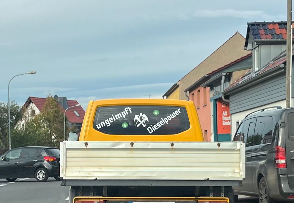 Lieferwagen mit den Aufschriften „ungeimpft“ und „Dieselpower“