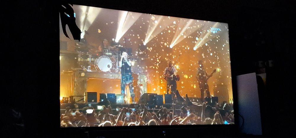 Ein Bild der Band In Extremo live beim Wacken 2024, zu sehen sind Seifenblasen statt Plastikkonfetti