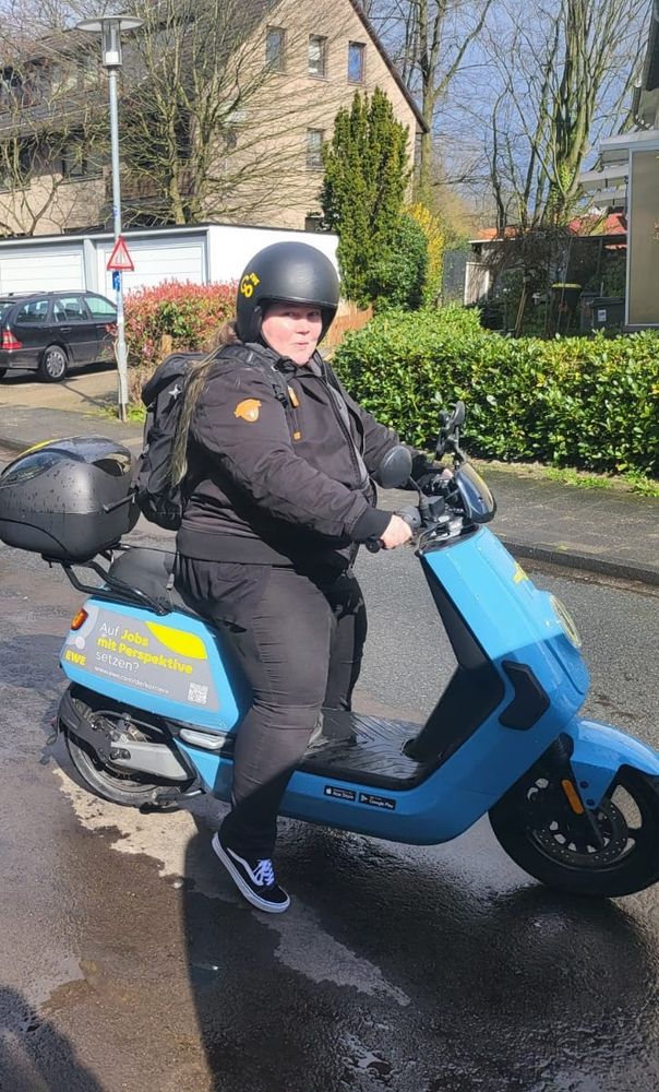 Eine Frau auf einem E-Roller