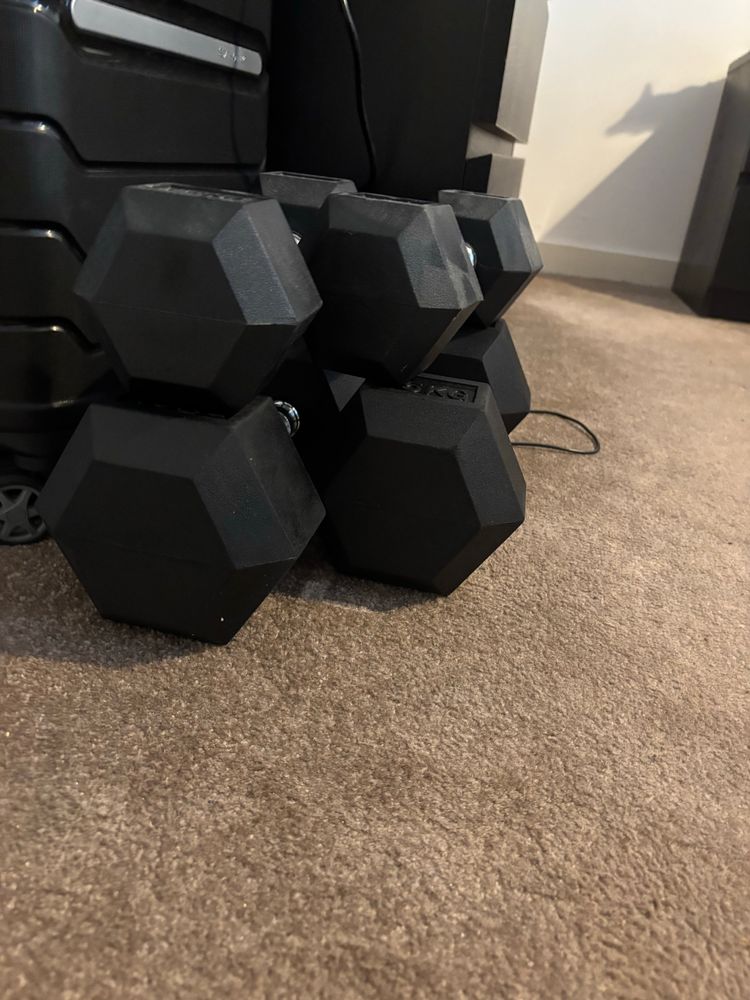 Two sets of dumbbells, different weights, and the bottom 15 kilograms are newer