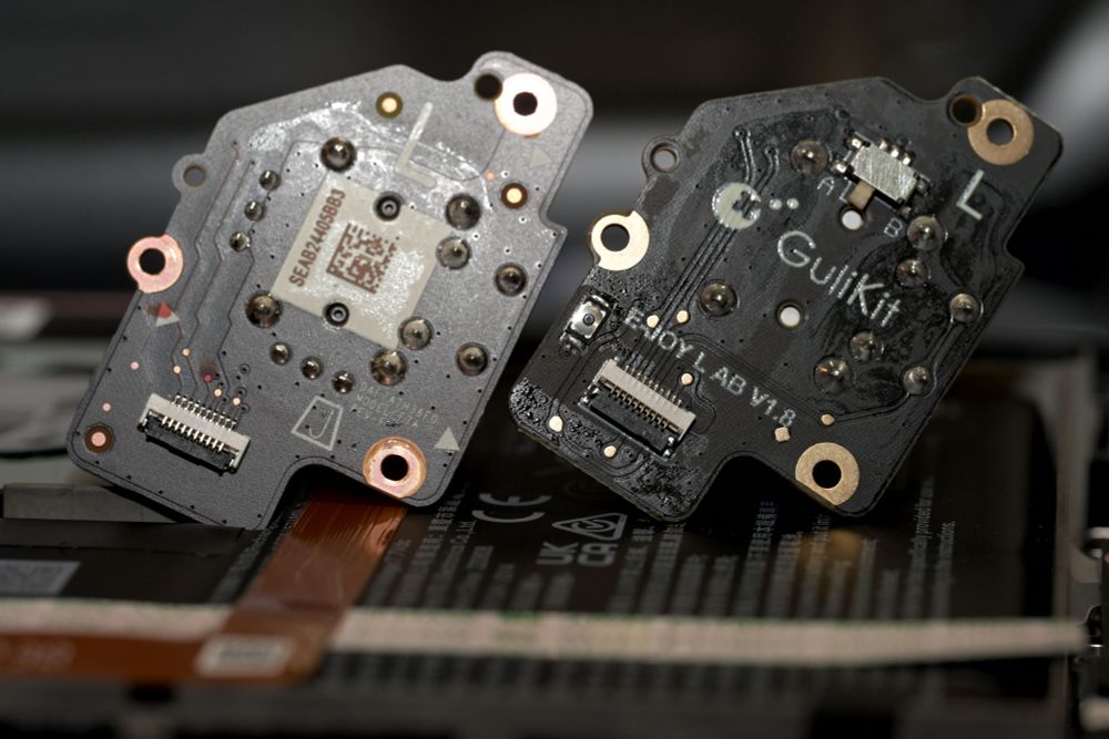 ジョイスティックのパーツを底面から見た図
左が純正品(破損)、右が互換品