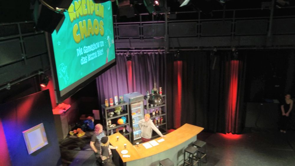 Blick von oben auf eine beleuchtete Bar