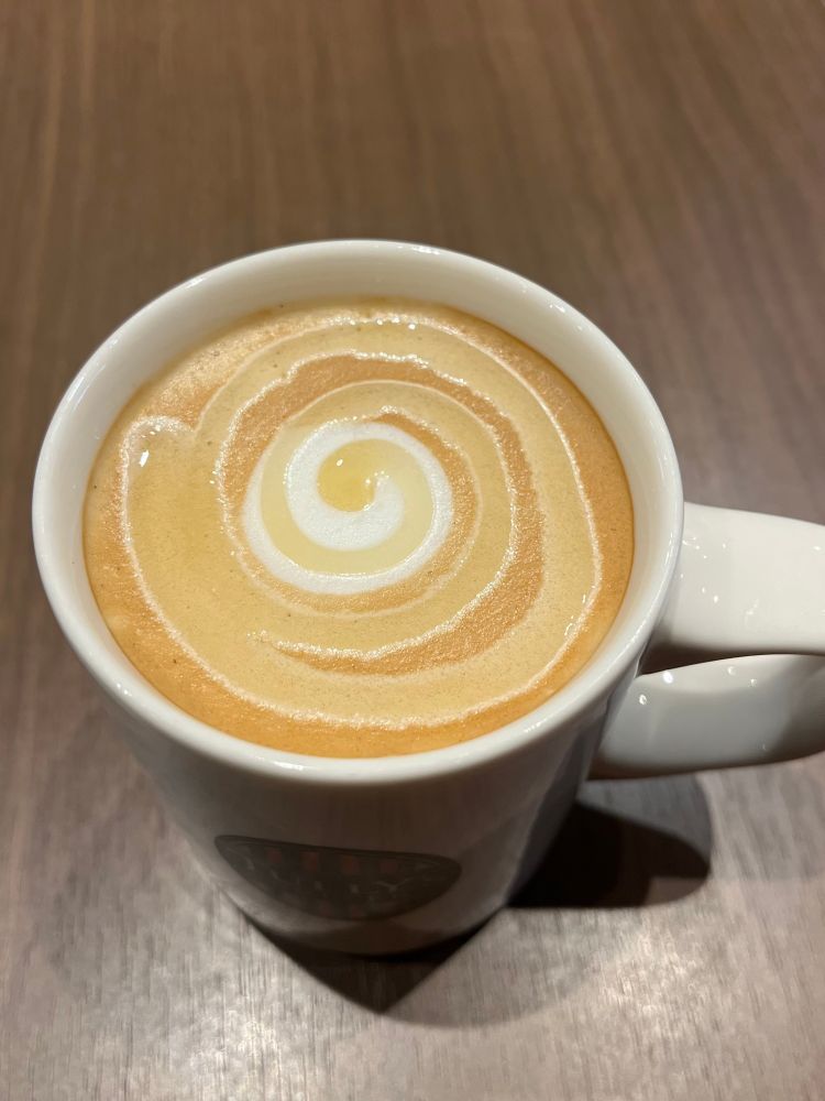 タリーズのハニーミルクラテの写真です。
表面のオークルとはちみつ色のぐるぐるうずまきがきれい。