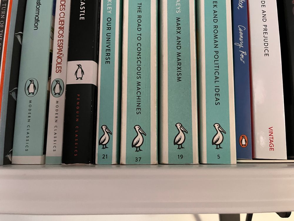 Książki z serii pelikan books z numerami 21 i 37