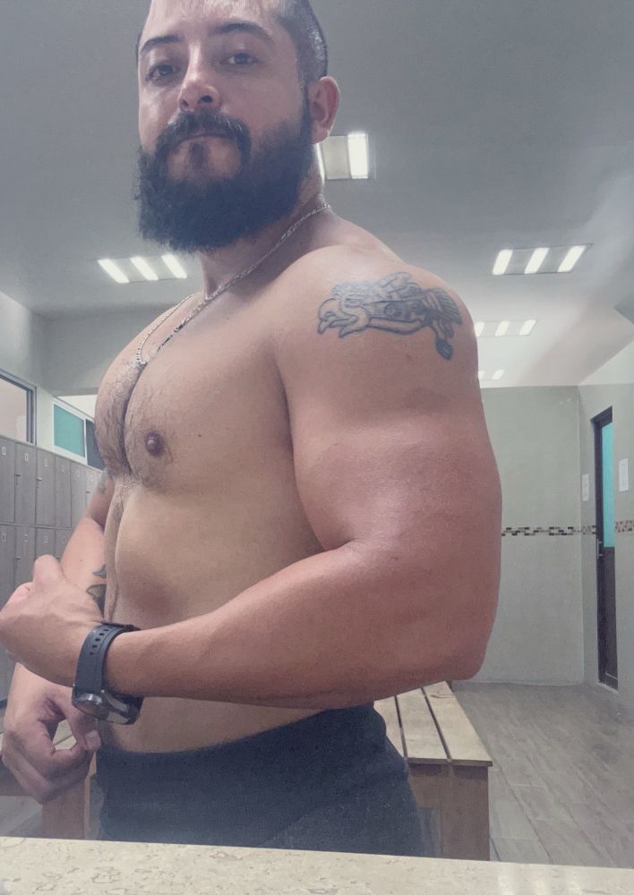 Hombre barbón sin playera 