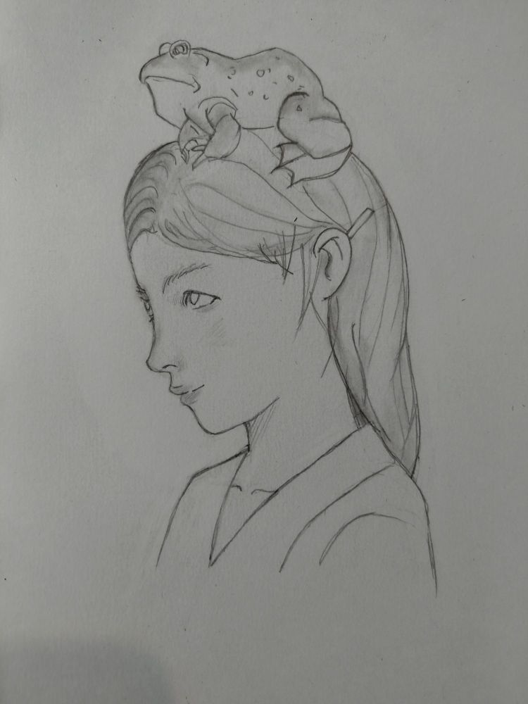 Portrait en 3/4 d'une jeune femme portant un crapaud sur sa tête 