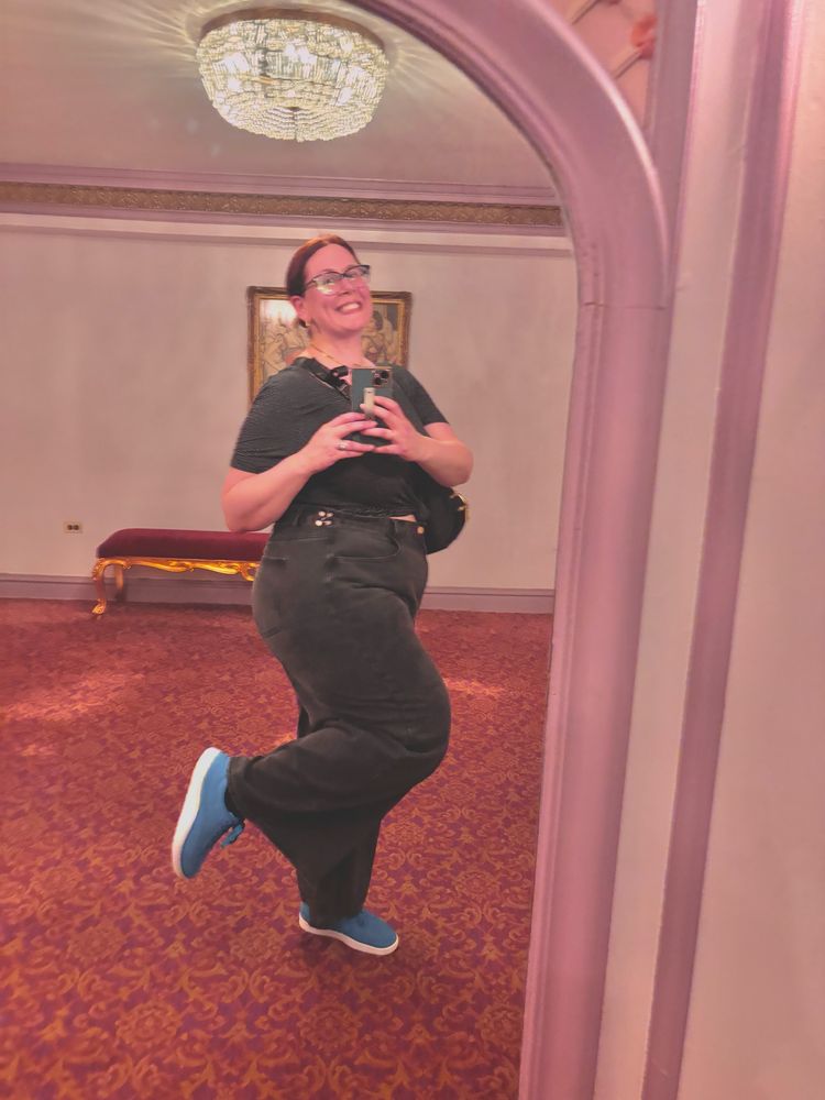 A mirror selfie of Michelle with one foot popped up at a Keane concert in September 2024