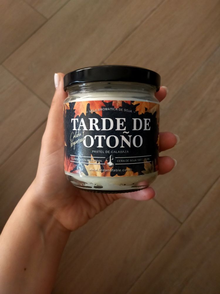 Vela "tarde de otoño" de Fire& Fable con aroma a pastel de calabaza.