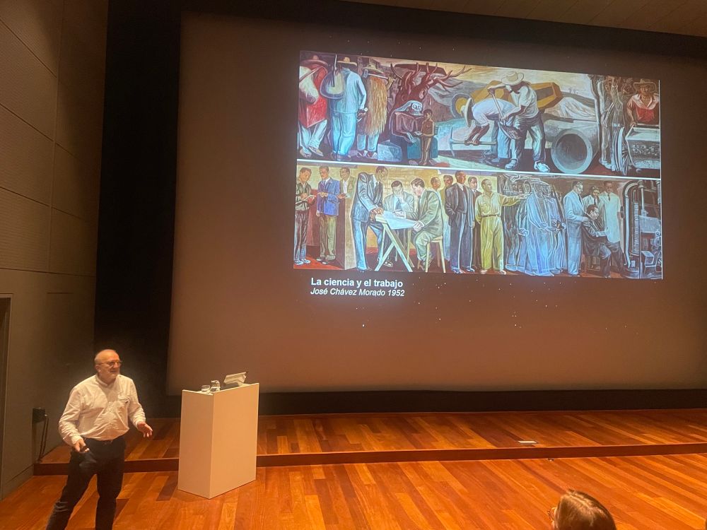 Vicente Baos ante la proyección del cuadro La ciencia y el trabajo
José Chávez Morado 1952, de la UNAM.