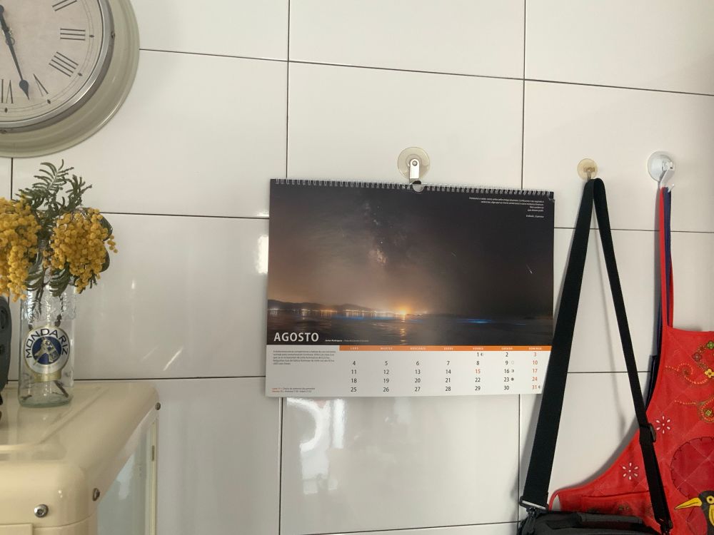 Calendario de Ceos Galegos na parede da cociña. 