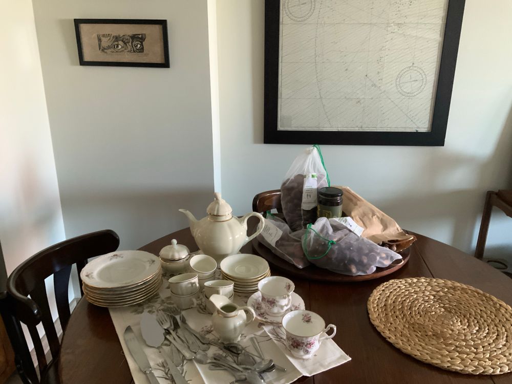 Mesa con café e os lotes de castañas 