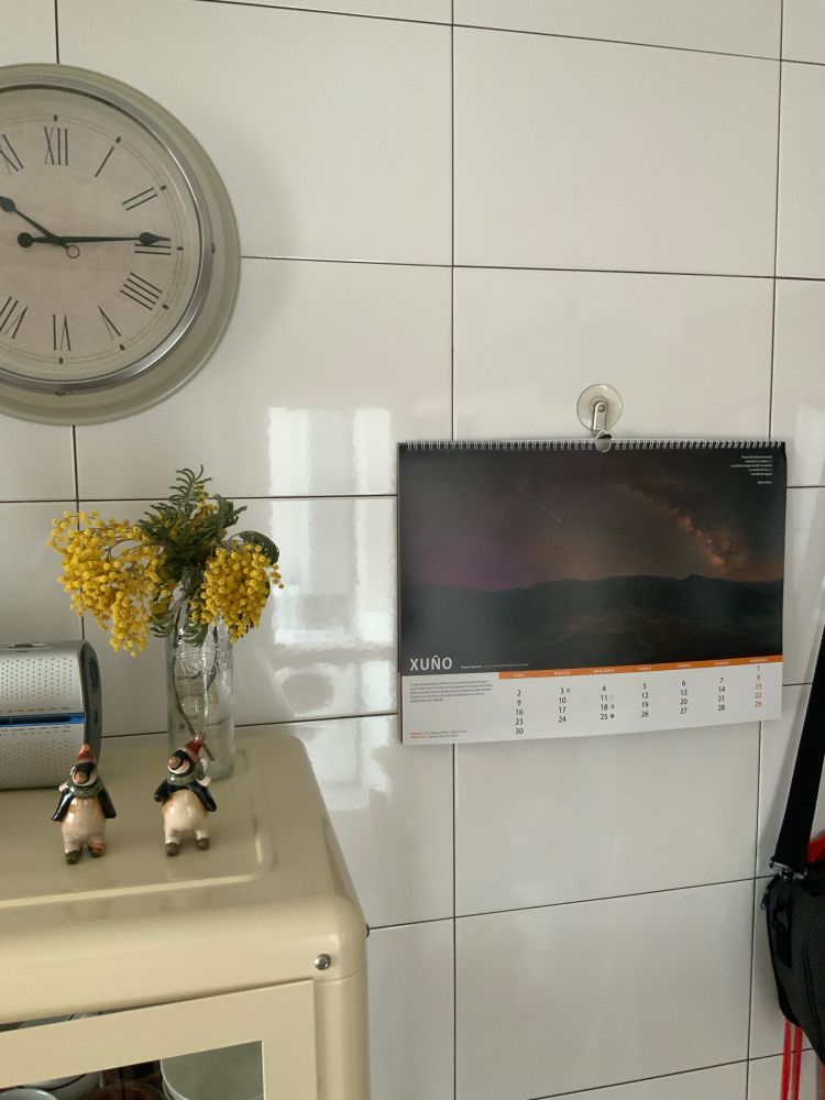 Cociña con calendario colgado.