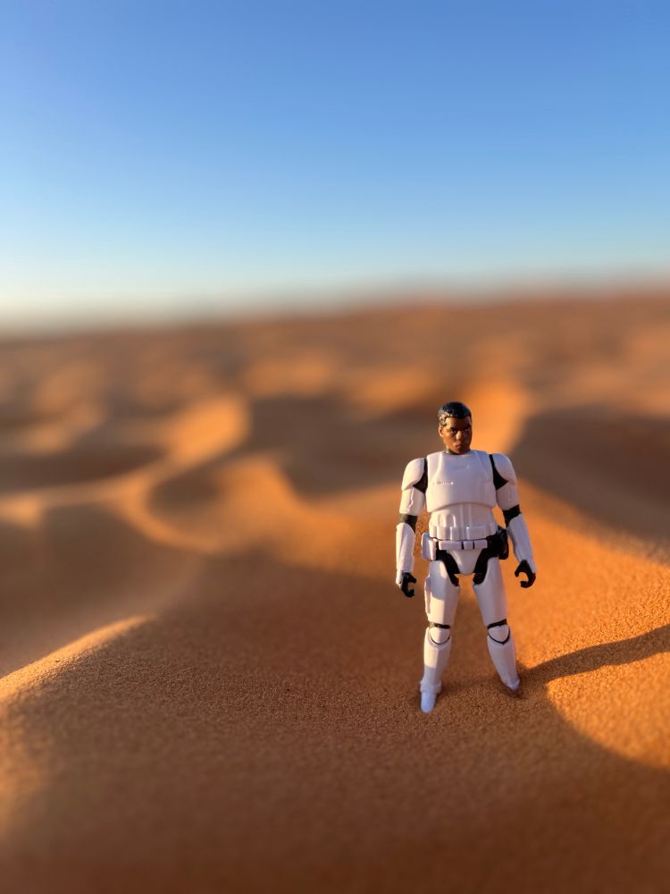 Finn (action figure) out in the desert with no helmet, recreating his crash on Jakku