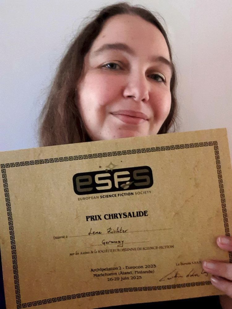 Foto von mir, ich lächele in die Kamera und halte eine Urkunde in der Hand, in der auf französischer Sprache mir der im Post genannte Preis verliehen wird, darüber ist das Logo des ESFS.