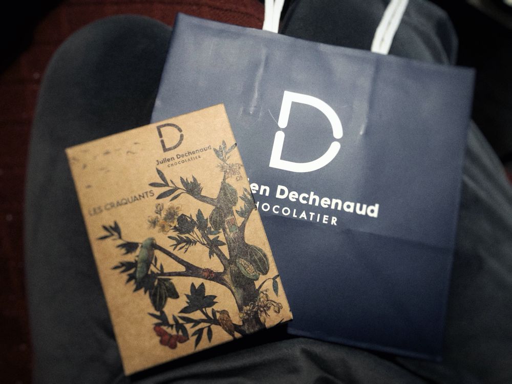 ジュリアン・デシュノのクラカンショコラの花柄のパッケージ