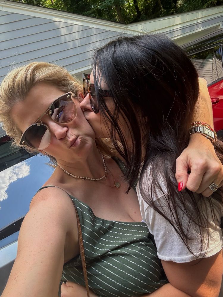 Jamie kiss T’s cheek as she had in every photo they’ve ever taken 