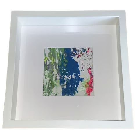 Abstraktes Bild, Acrylfarbe auf Leinwand, mit Weiß, Blau, Grün und Pink, mit Passepartout gerahmt in einem weißen quadratischen Rahmen.