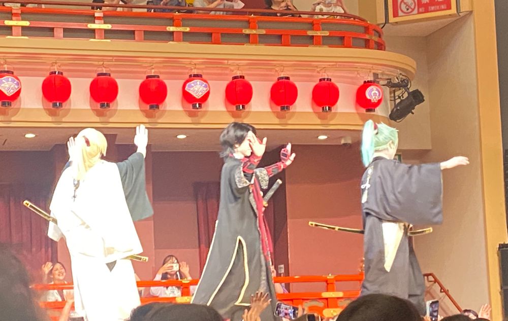 歌舞伎刀剣乱舞カーテンコール、花道上に髭切、加州清光、膝丸らが歩いている写真