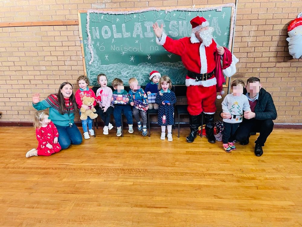 Christmas party at Naíscoil na Seolta. Dadaí na Nollaig with a group of the paistí. 