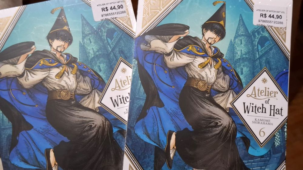 Dois exemplares do volume 6 do quadrinho Atelier of Witch Hat