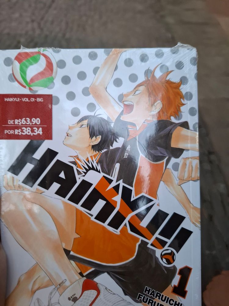 Manga volume 1 de Haikyu!! Com etiqueta de preço na capa "de R$ 63,90 por R$38,34""