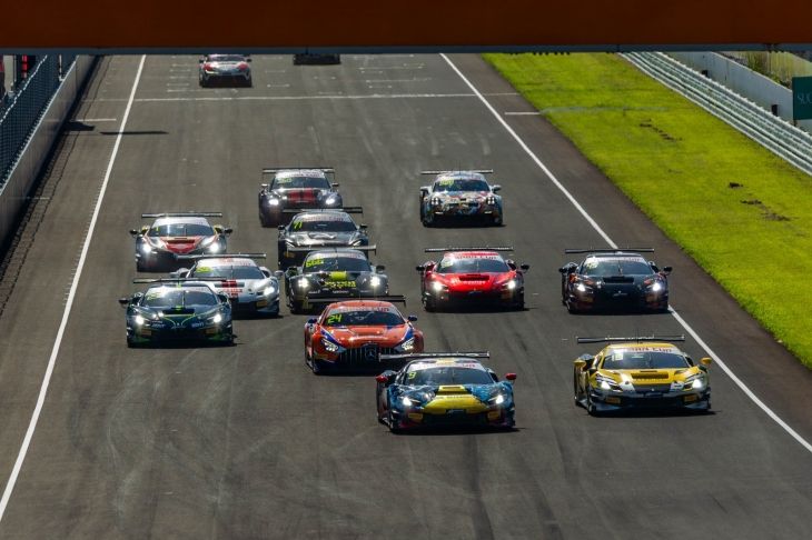 Start of an SRO Japan Cup race at Sportsland Sugo, 2025