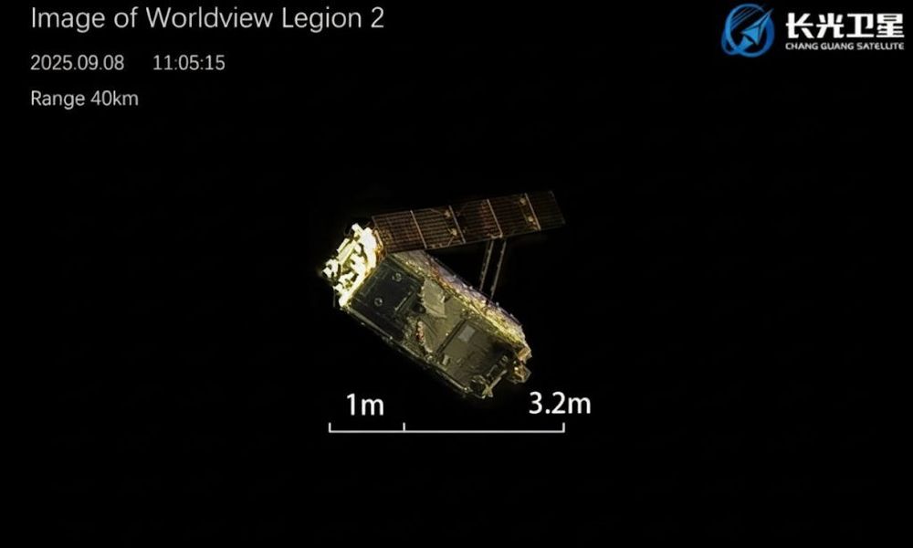 Super-resolution images. This image, taken by Jilin-1, showed an encounter velocity of 358 m/s with the target satellite and an intersection angle of 0.24°. The image taken by Legion-2 in Earth's shadow showed an encounter velocity of 32 m/s with the target satellite and an intersection angle of 0.59°.