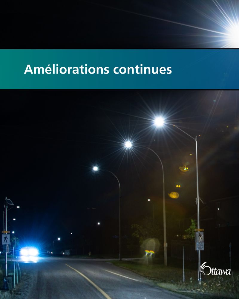 Des lampadaires à LED éclairent une rue sombre.