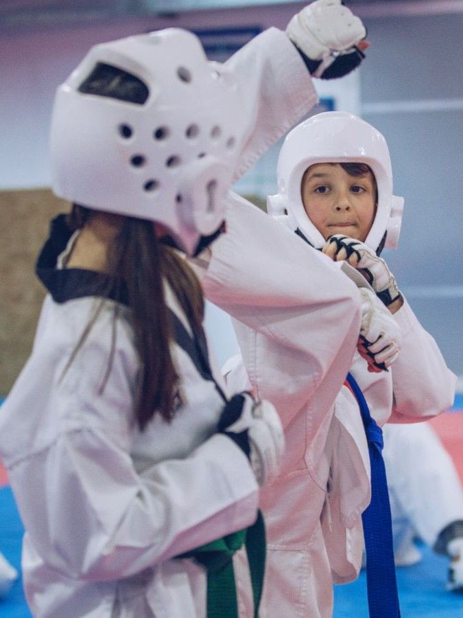 Deux enfants pratiquant le taekwondo