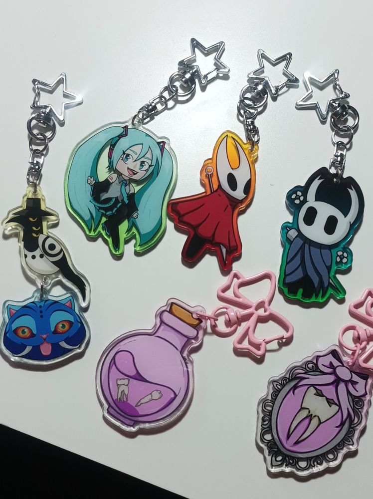 K-pop demon hunters (Susie bird and derpy tiger), Hatsune Miku, hollow knight keychains 
Horror teeth keychains 