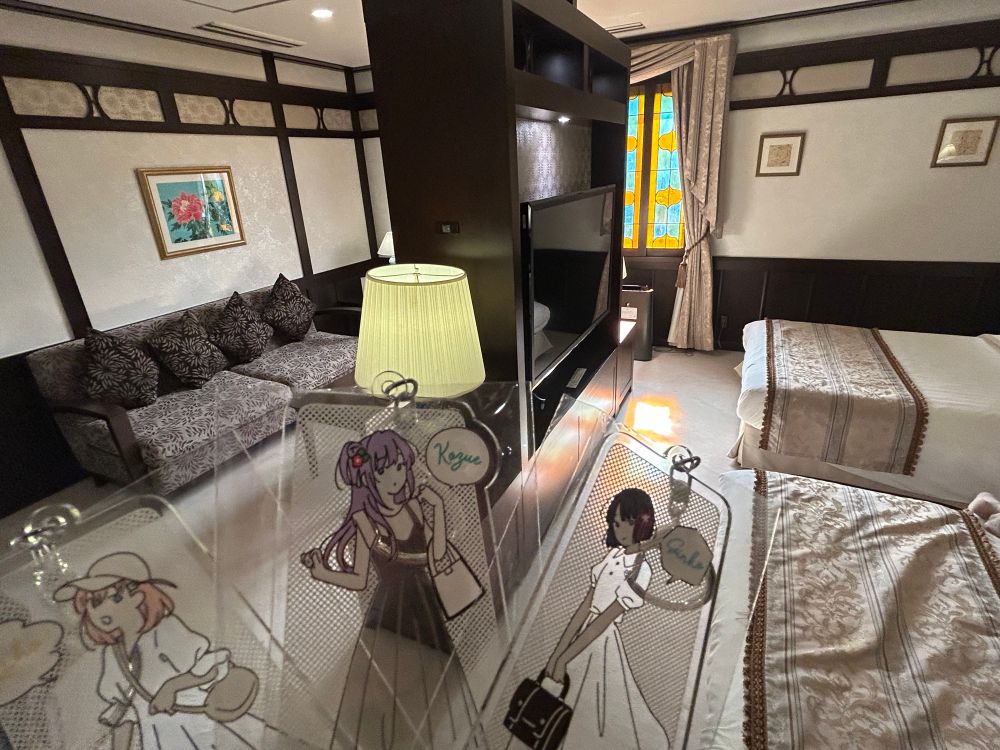 『蓮ノ空女学院スクールアイドルクラブお散歩日記〜スリーズブーケ〜』内に3人がお泊まりした「金沢白鳥路ホテル山楽」の一番いいお部屋「浪漫/ラグジュアリー」。

冬コミでスリブ本を作るので訪れましたが最高のお部屋でした！(娘の目が輝いてた)