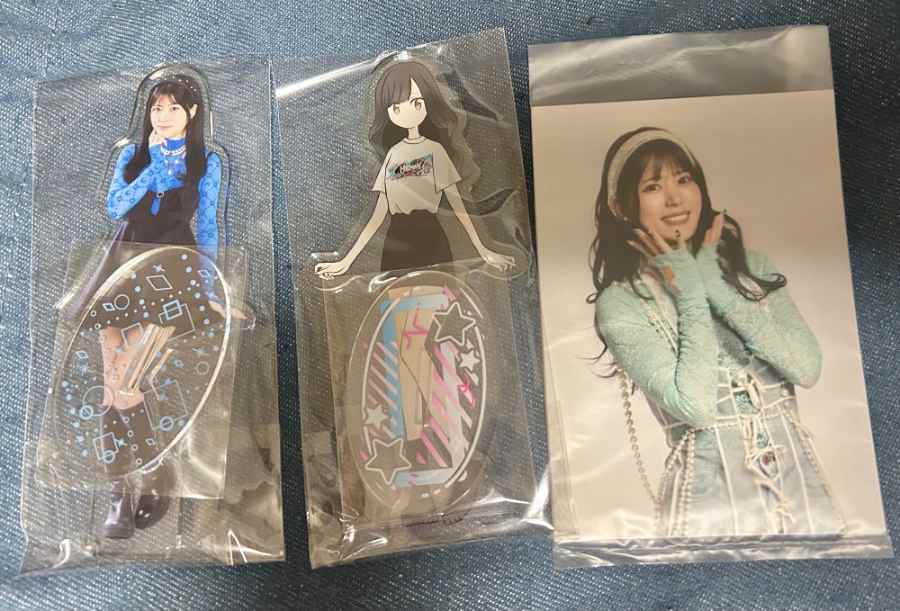 購入しちぇみーから手渡しでいただいたグッズ。20秒くらいお話しする時間もあり本当にありがとう🙏🤯真ん中のアクスタのイラストは仲仔の1人こがちゃん作👏