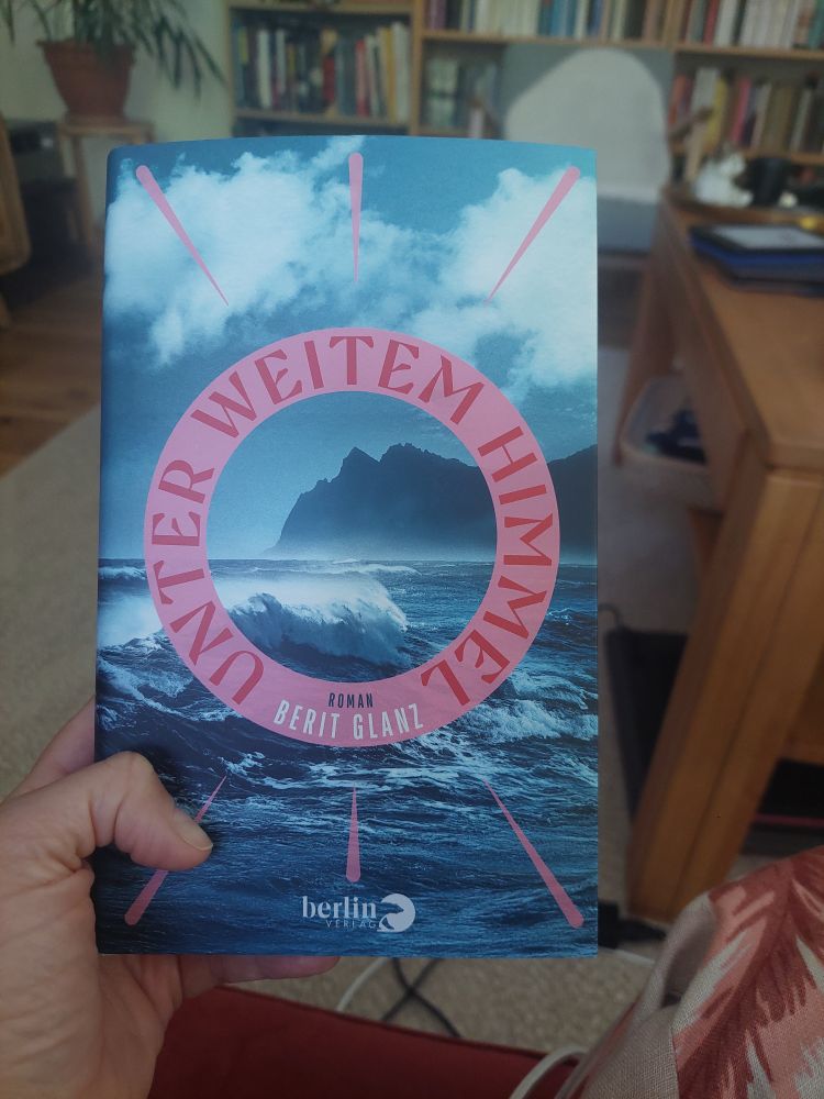 Cover von Berit Glanz' Roman "Unter weitem Himmel" in Blau und Rosa