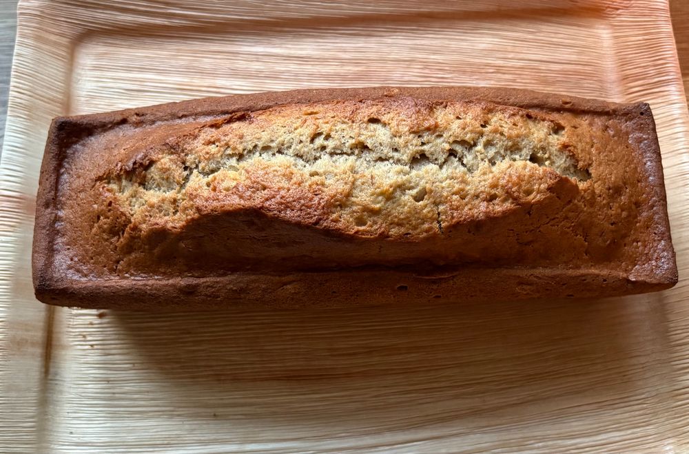 Bananenbrot auf einer Bambusunterlage