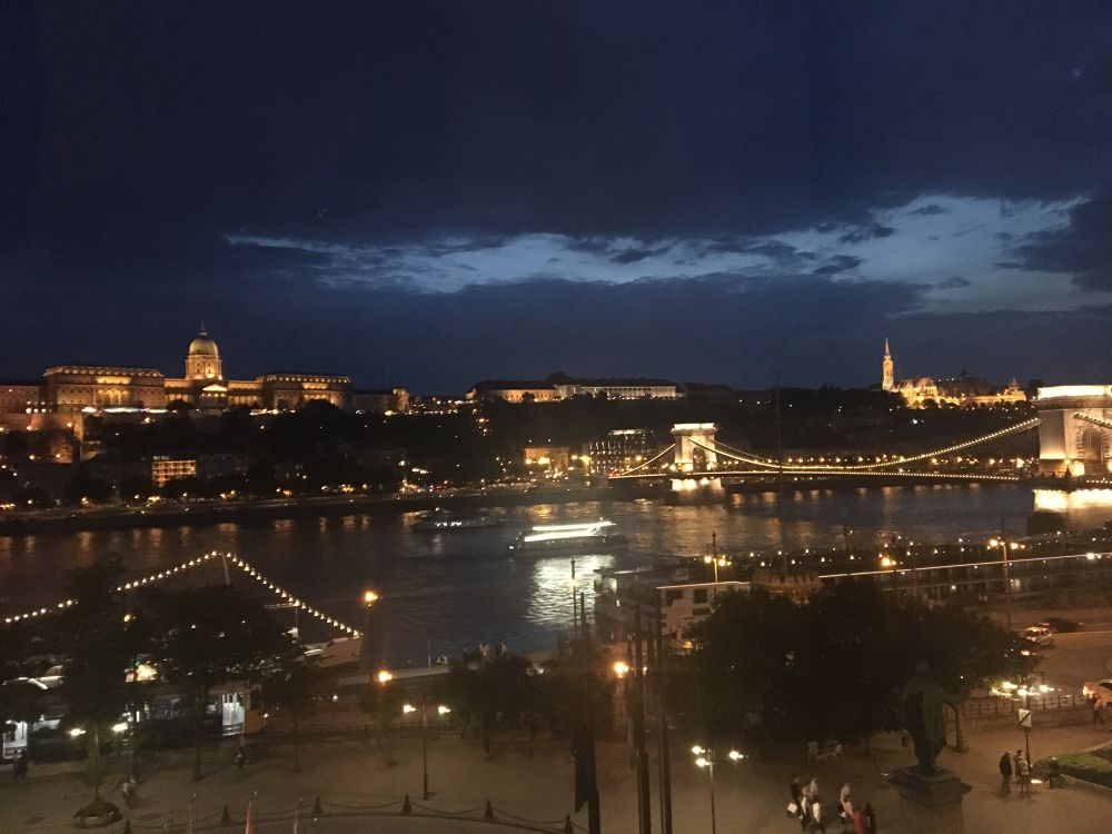 ブダペスト の夜景
ドナウ河岸とブダ城と鎖橋

Budapest, including the Banks of the Danube, the Buda Castle Quarter