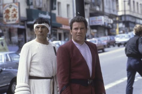 Captain Kirk und Mr. Spock auf einer Straße in San Francisco im Jahr 1986. Spock trägt ein Stirnband um seine Ohren zu verstecken.