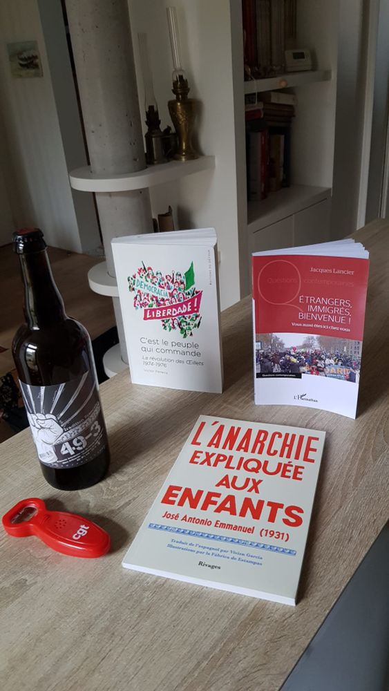 Victor Pereira, C'est le peuple qui commande: La Révolution des Œillets 1974-1976, 2023
Jacques Lancier, Étrangers, immigrés, bienvenue !: Vous aussi êtes ici chez vous, 2023
José Antonio Emmanuel, L'anarchie expliquée aux enfants, 1931, édition 2023
Bière 49.3 et décapsuleur CGT