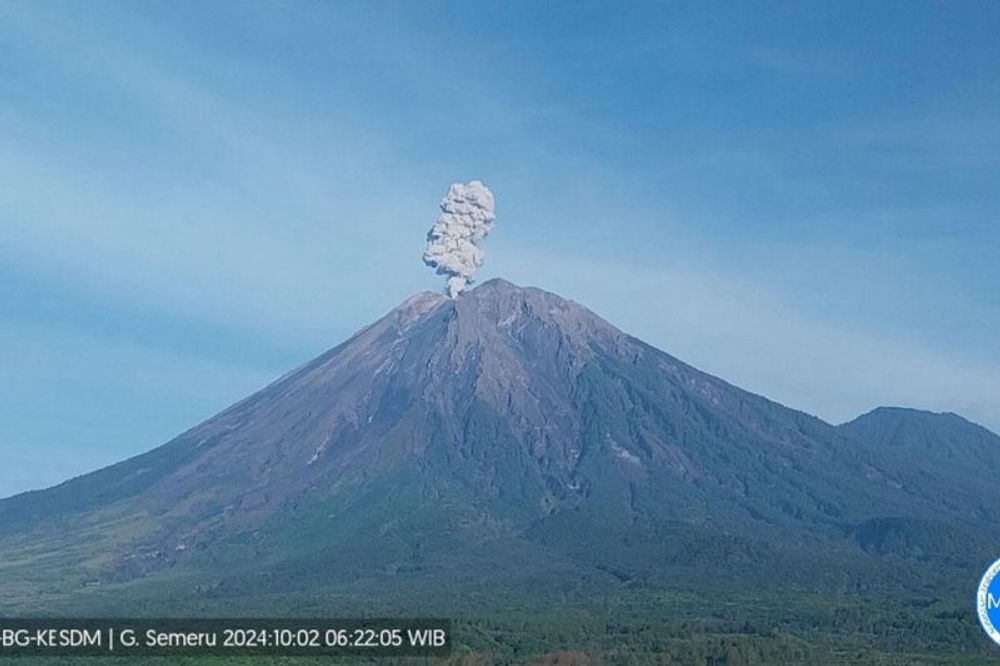 Gunung Semeru beberapa kali erupsi dengan tinggi letusan hingga 1 km