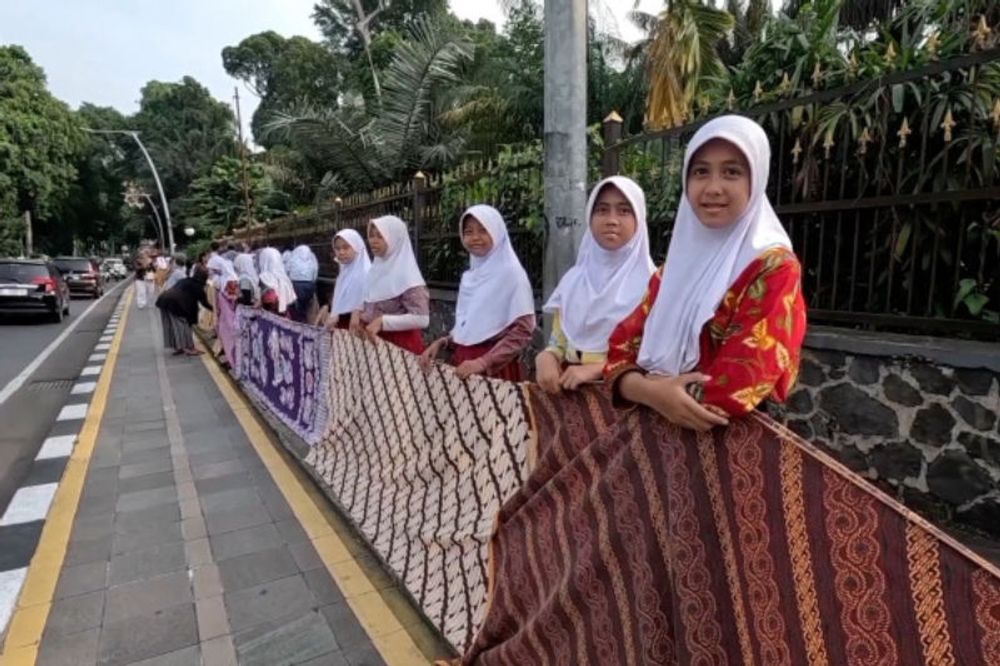 Pecahkan rekor, warga Bogor bentangkan kain batik sepanjang 4,1 km - ANTARA News