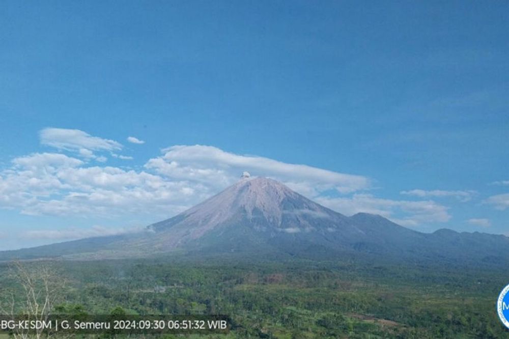 Gunung Semeru erupsi lagi pada Senin pagi