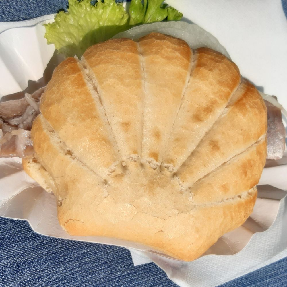 Ein Fischbrötchen, in Form einer Muschel 