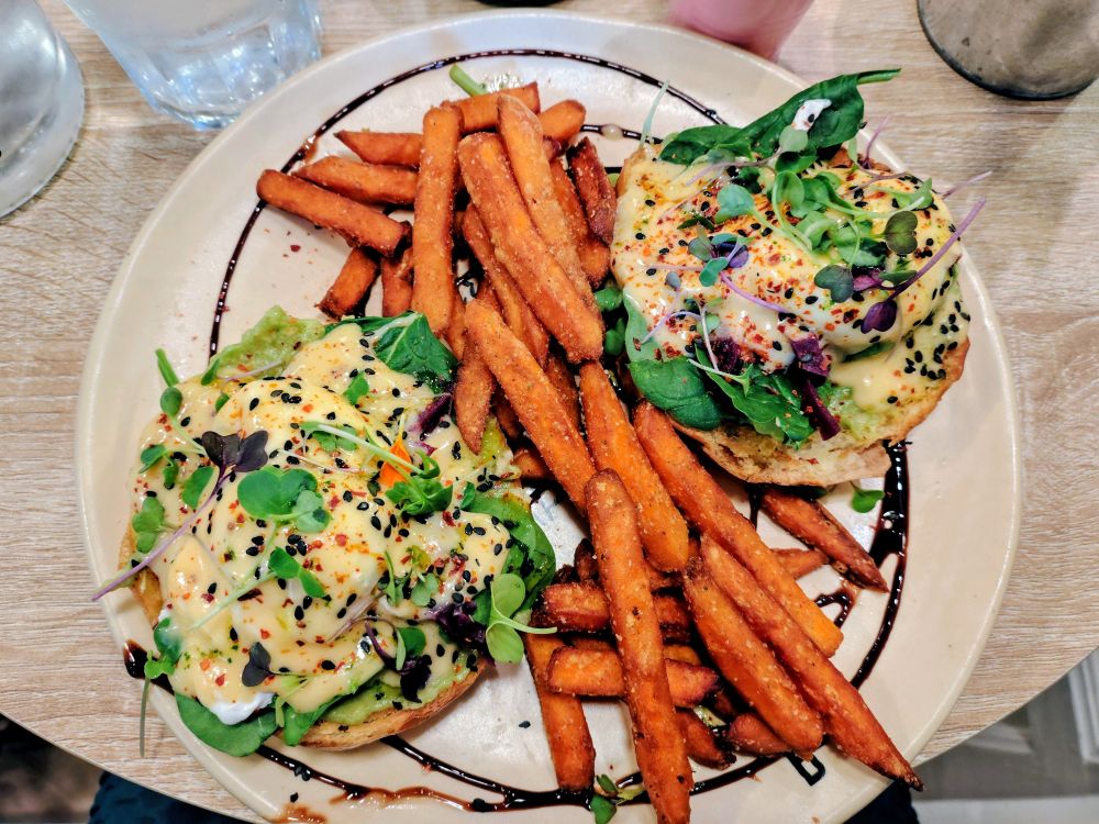 Egg Benedict mit Süßkartoffelpommes