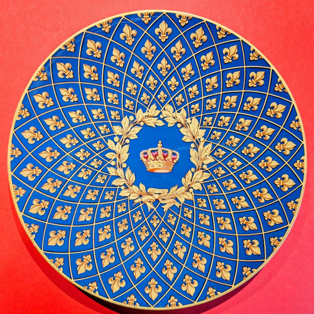 Blau-goldener Teller mit royalen Motiven, erstanden im Palacio Real Madrid.