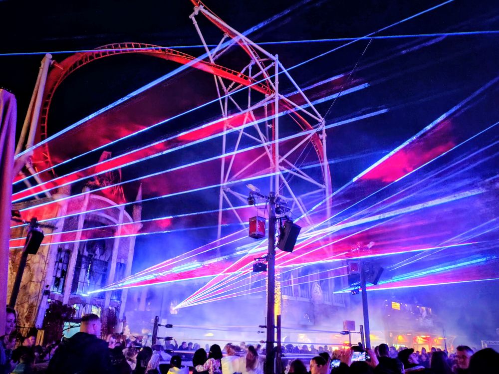 Lasershow vor der Achterbahn Sky Scream