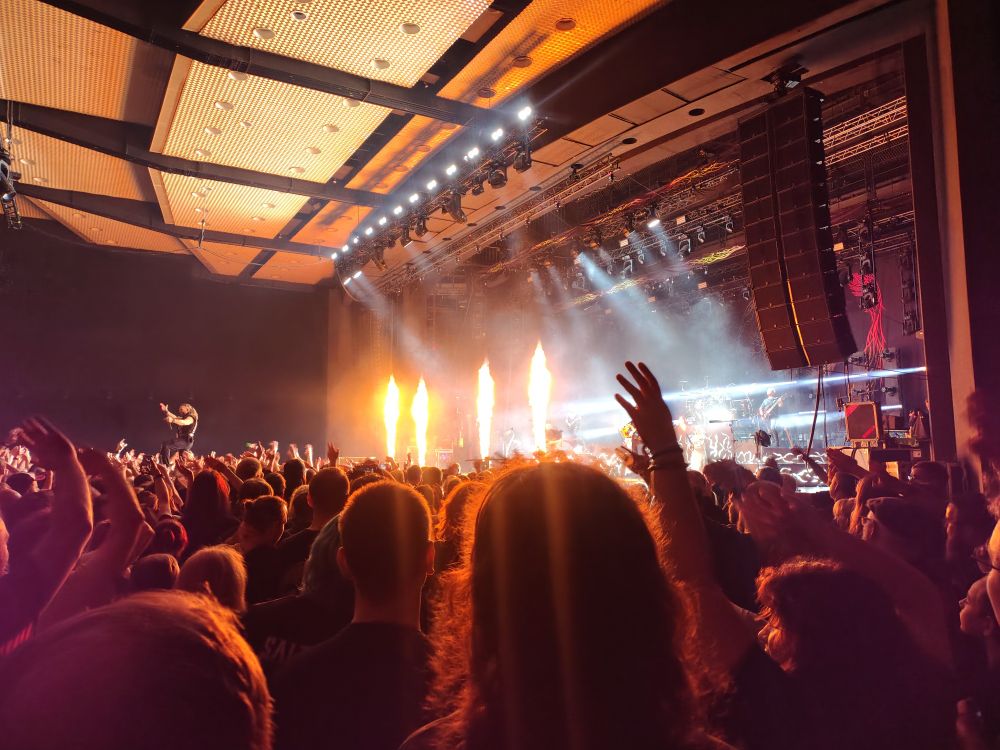 Feuershow auf der Bühne 