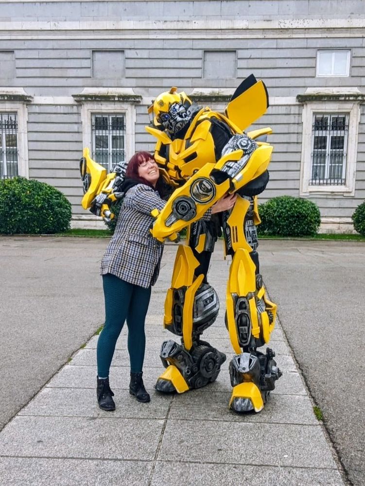 Die beiden umarmen sich.