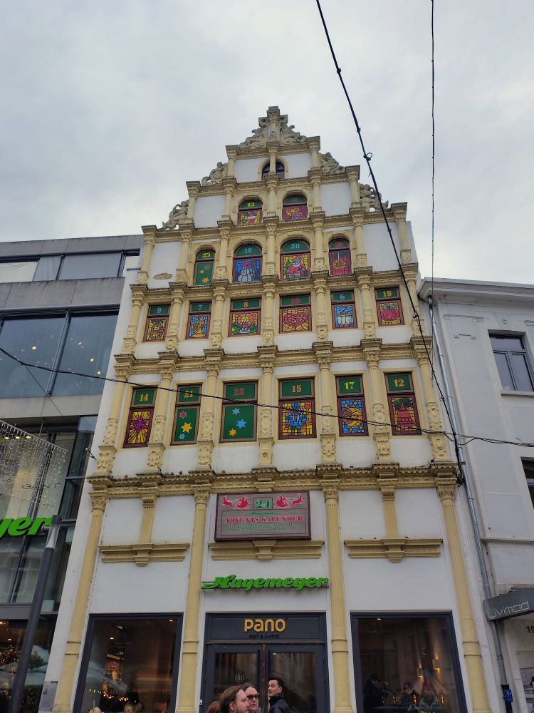 Haus Hagemeyer in Minden: Die Fenster sind als Adventstütrchen dekoriert.