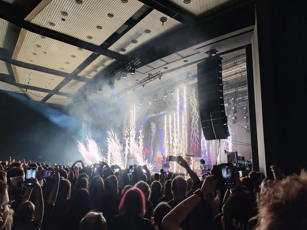 Die gleiche Bühne mit weißem Feuerwerk 