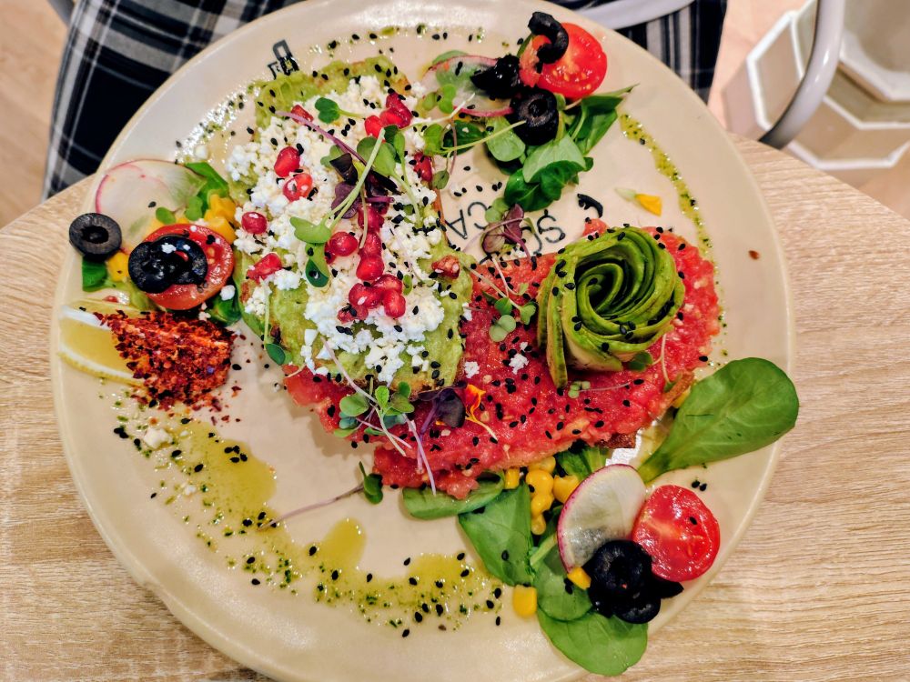 Toasts mit Avocado, Feta und Tomate.